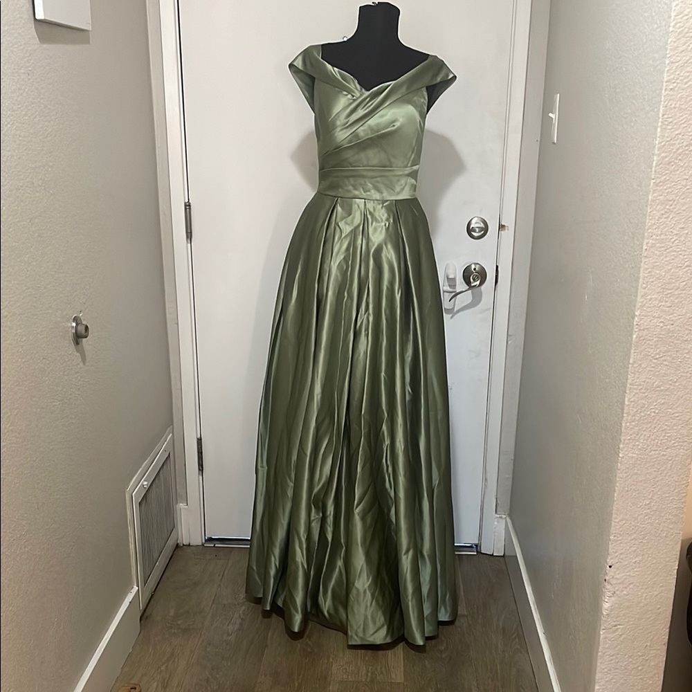 Green Maxi Gown with Ruched Bodice and Flutter‎ Sleeves for Prom